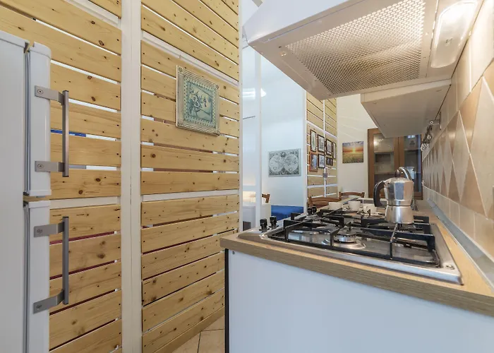 Guesthost - Vittorio Emmanuele & Colosseo Apartment Rom